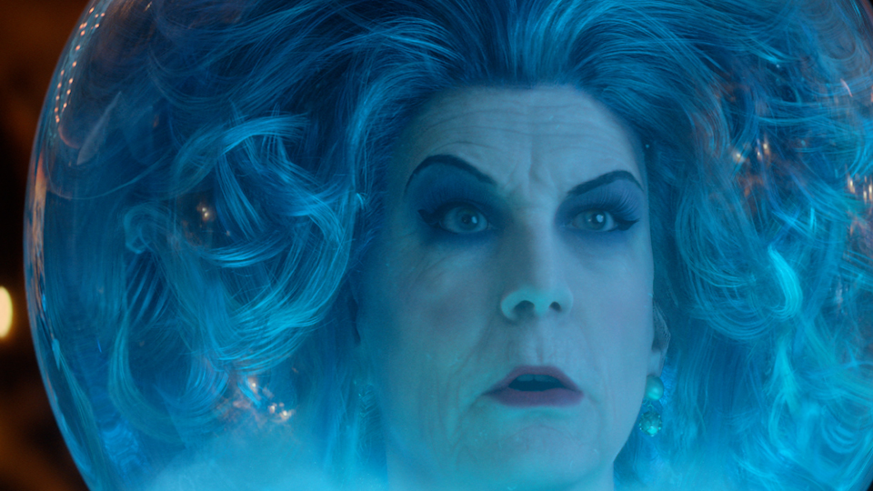 Madame Leota (Jamie Lee Curtis)