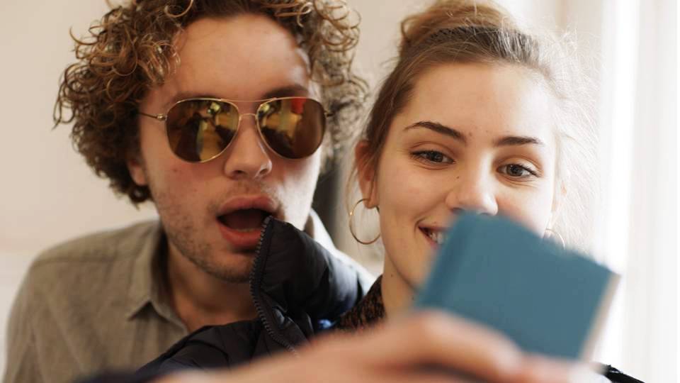 Selfie mit dem geliebten Bruder: Lena (Zsofia Körös) und Noah (Francis Meier)