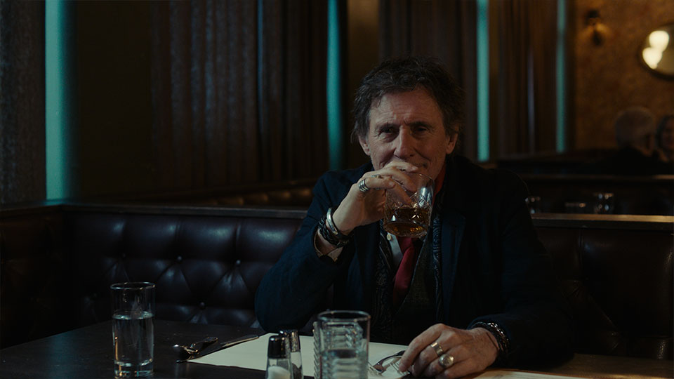 Samuel O'Shea (Gabriel Byrne)