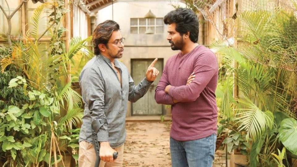 Sakthi's mentor (Arjun Sarja) und Sakthi (Sivakarthikeyan)