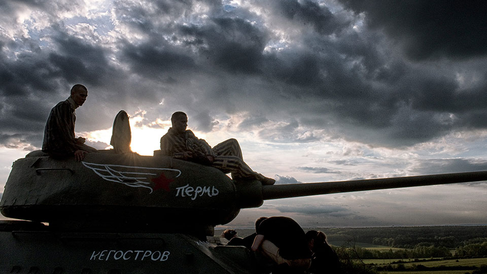 Eine Gruppe Soldaten auf ihrem Panzer